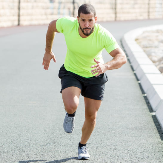Pessoa feliz com resultados de emagrecimento saudável se exercitando ao ar livre